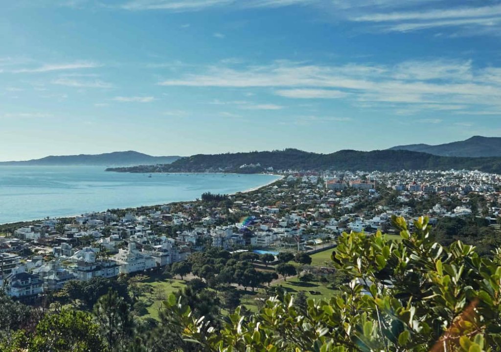 Jurerê: De Endereço de Desejo a Plataforma de Investimento Premium